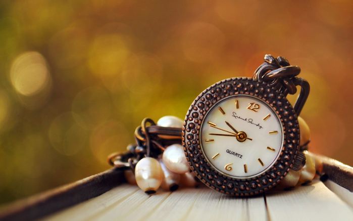 pocket-watch-bokeh-book-1680x1050 (700x437, 287Kb)