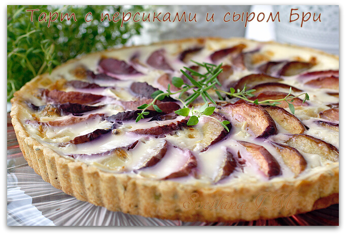 Пирог с персиками и бри