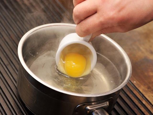 Пашот яйца рецепт в кастрюле. Яйцо пашот приготовление. Яйцо пашот лайфхак. Способы варки яиц пашот. Яйцеварка pazzl яйцо пашот.