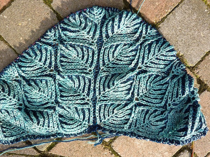 1e7 2-Color Under Dutch Skies Brioche Shawl cb (700x525, 235Kb)