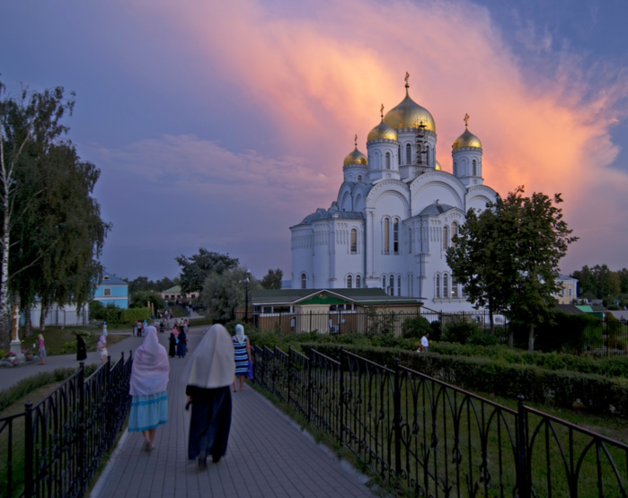 В дивеево божья матерь небе. Дивеево монастырь канавка Богородицы. Дивеево монастырь явление Богородицы. Дивеево монастырь явление Пресвятой Богородицы. Дивеевский монастырь Богородица в небе.