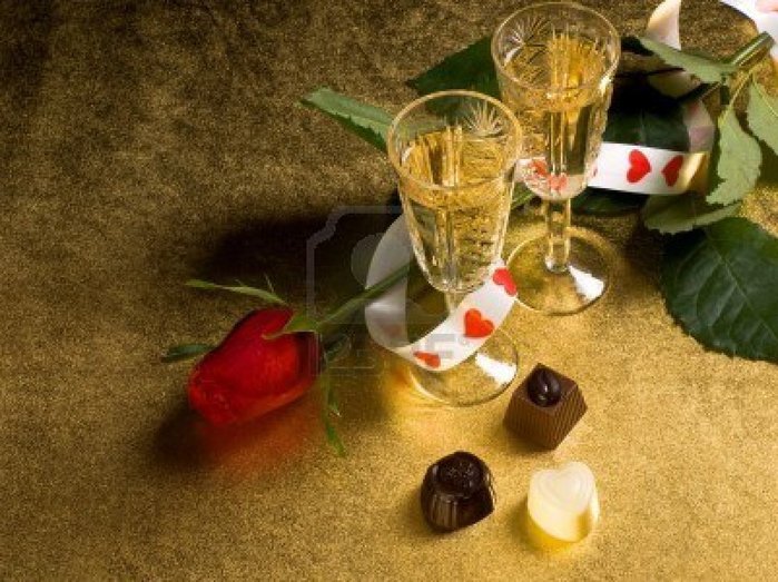 6245672-glasses-with-wine-and-red-rose-on-a-gold-background (700x523, 95Kb)
