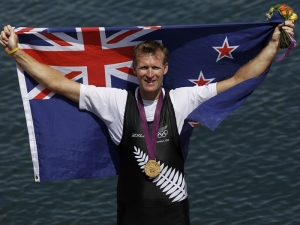 mahe_drysdale_234_with_flag_and_medal_N2 (300x225, 56Kb)