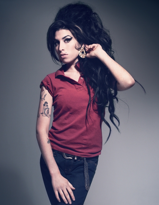 3394885_001womenamywinehouseheartheworldbryanadamswww_starwiki_org (545x700, 222Kb)