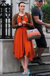 celebutopia-leightonmeester-gossipgirl-set-nyc-aug17__13_ (466x700, 75Kb)