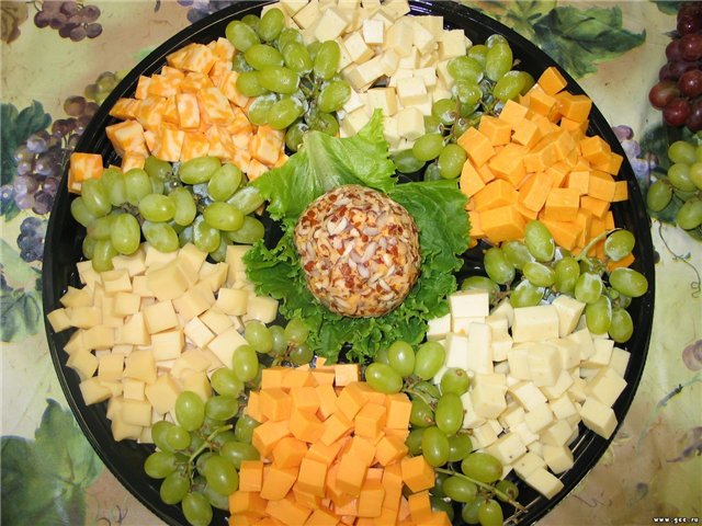 Тарелка с сыром и виноградом фото