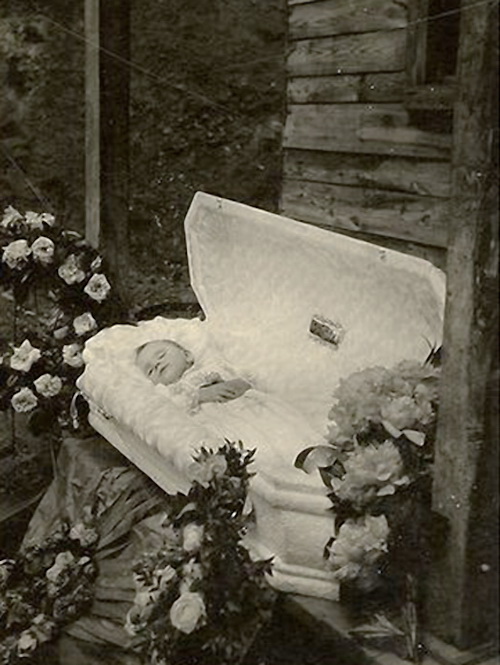 Фото мертвых детей в гробу