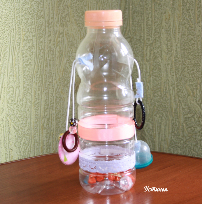 Возьми пустую пластиковую бутылку с завинчивающейся. Бутылка игрушка для детей. Развивашка из бутылки. Игрушки из литровых бутылок. Бутылочка для малышей игрушечная.