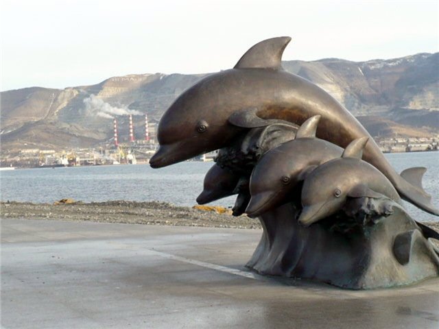 Статуи дельфинов