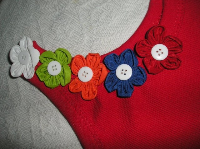 Цветы из ткани на футболке