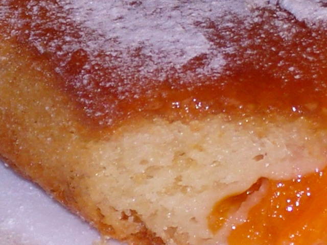 Пирог варенье растительное масло. Пирог с абрикосовым вареньем. Бисквитный пирог с абрикосовым вареньем. Бисквитный пирог с абрикосовым джемом. Выпечка с абрикосовым вареньем на скорую руку.