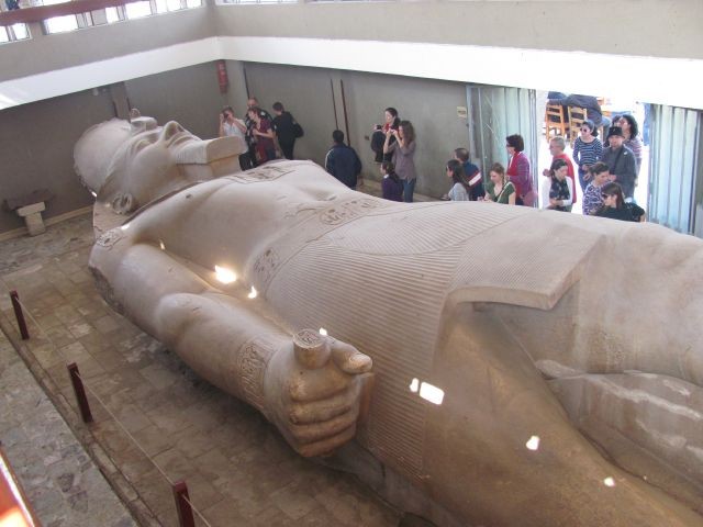 241200-the-statue-of-ramses-ii-at-memphis-cairo-egypt (640x480, 62Kb)