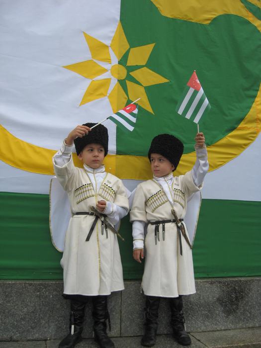 Apsua_Childs_waving_Apsny_Flag (525x700, 44Kb)