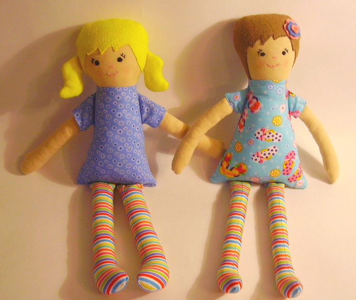 Кукла мама ноги. Тряпичные куклы с длинными ногами. Сшить куклу с детьми. Мягкая кукла с длинными ногами. Тряпичная кукла своими руками.
