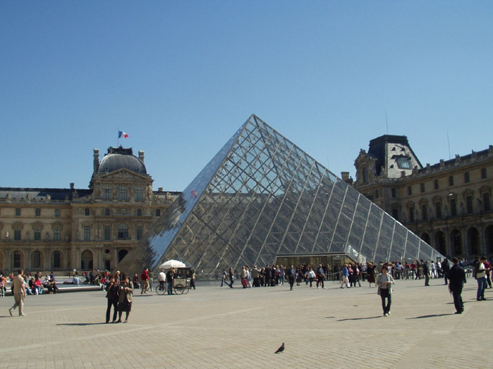 the-louvre-is-probably-the-most-famous-museum-in-the-world (700x524, 329Kb)