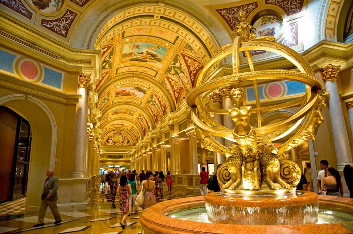 The hallway looks like the Vatican Museum. (700x465, 161Kb)