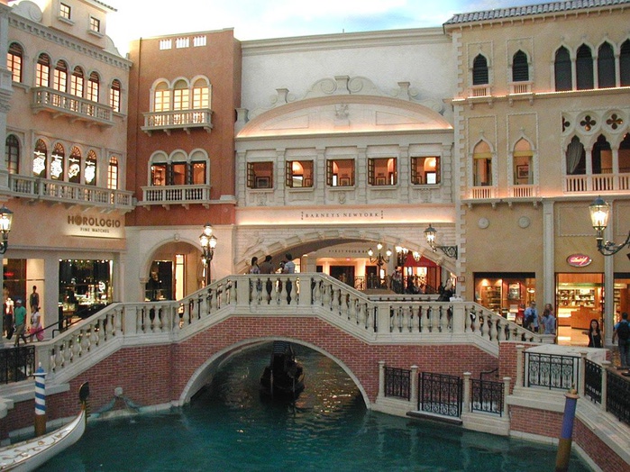 19 I guess this is supposed to be the Rialto Bridge (700x524, 167Kb)