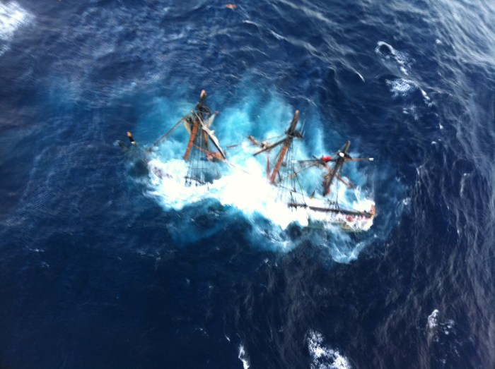 1351681792_121029GZZ999002__Coast_Guard_rescues_crewmembers_aboard_HMS (700x523, 254Kb)