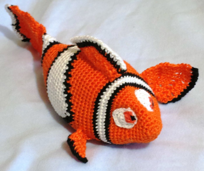 Фото вязаной игрушки Золотая рыбка крючком 1280x720
