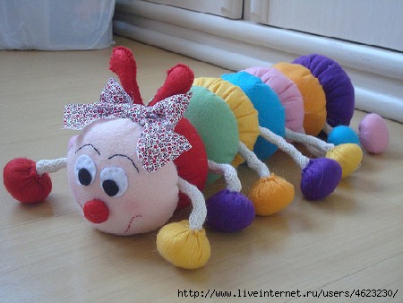 И игрушка, и подушка: 5 простых идей, как сшить гусеничку-сороконожку