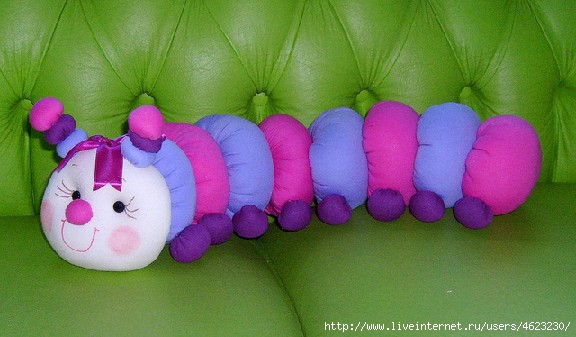 И игрушка, и подушка: 5 простых идей, как сшить гусеничку-сороконожку