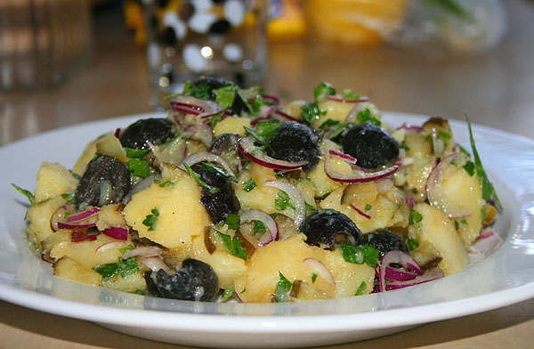 Салат из трески с картофелем, красным луком и оливками