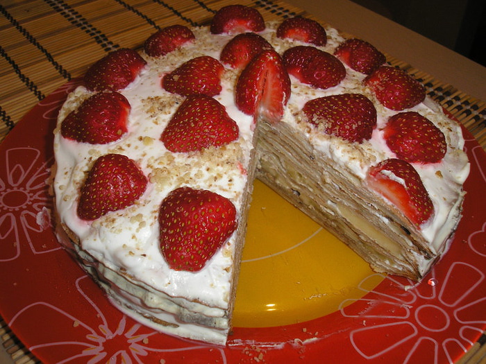 Бисквитный торт с клубникой и сметанным кремом рецепт с фото по шагово