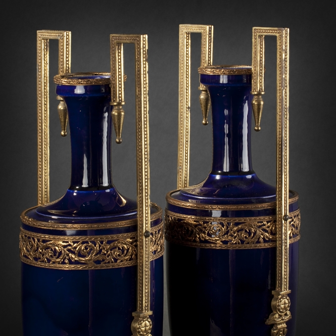 665x665_paire_vases_2NPaire de vases en forme d'urne en faïence bleu de four (665x665, 308Kb)