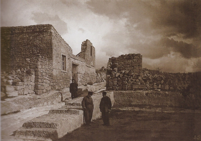 Братья Пигит и А.С. Дубинский (на заднем плане) в Чуфут-Кале. Начало XX в.нский (700x493, 353Kb)