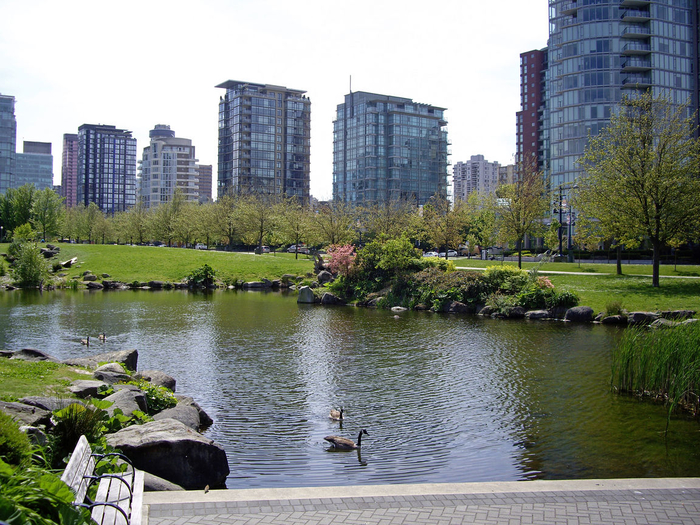 looking-back-from-stanley-park-vancouver-canada+1152_12753373838-tpfil02aw-8957 (700x525, 502Kb)