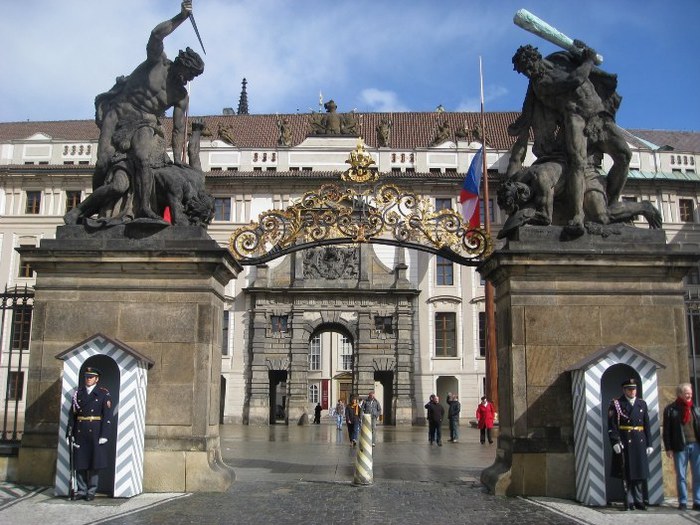 Prague-Castle-Entrance (700x525, 111Kb)