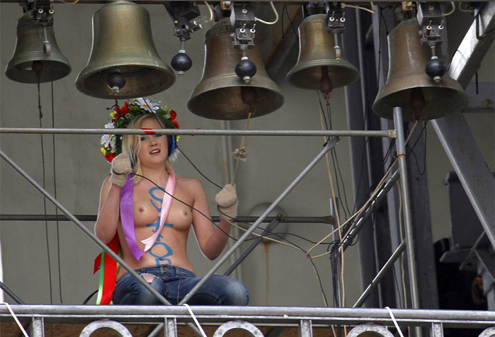 Femen протестуют против запрета абортов. Колокольня Софийского собора в Киеве. (699x476, 126Kb)