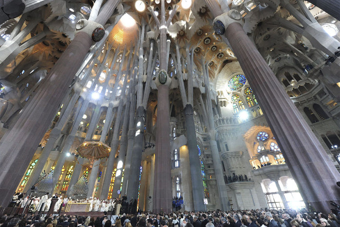 The_interior_of_the_Sagrada_Familia (700x468, 122Kb)