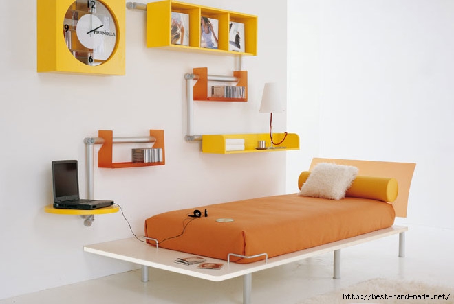 Light-Yellow-Shelf-Near-Soft-Yellow-Clock-In-White-Wall (660x443, 105Kb)