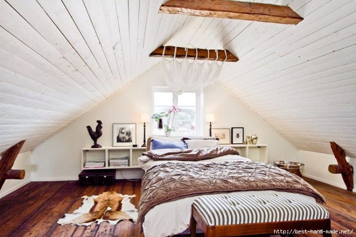 interior-design-bedroom-in-a-cozy-loft-with-wooden-floors-and-white-interior (700x466, 215Kb)