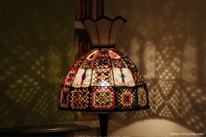 crochet-granny-square-lampshade-lit-up (700x466, 175Kb)