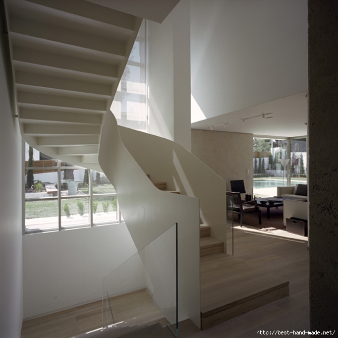 the-staircase-interior-design-of-wide-open-greece-villa-by-klab (670x670, 213Kb)