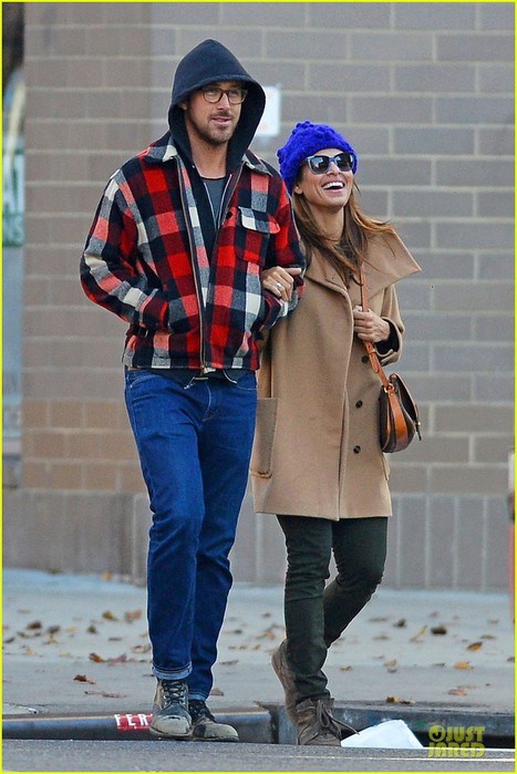 ryan-gosling-eva-mendez-thanksgiving-stroll-in-new-york-city-05 (467x700, 90Kb)