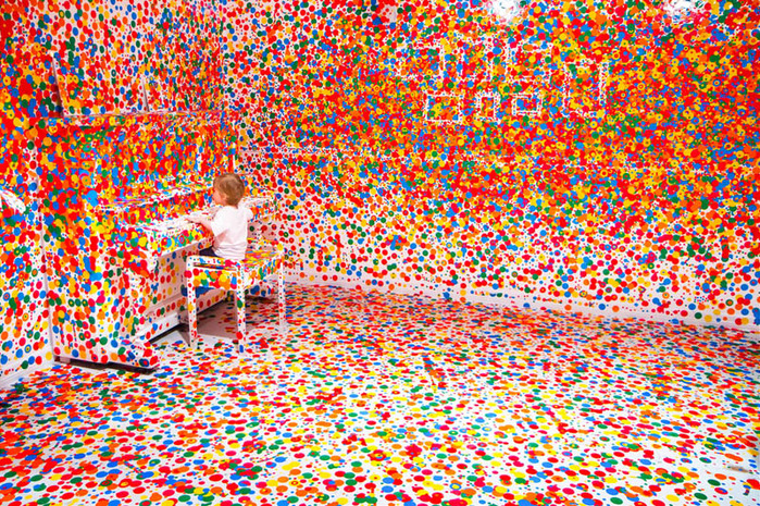 white-room-covered-in-stickers-by-kids-Yayoi-Kusama-obliteration-room-9 (700x465, 423Kb)