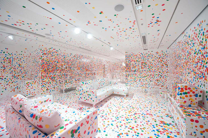 white-room-covered-in-stickers-by-kids-Yayoi-Kusama-obliteration-room-11 (700x465, 212Kb)