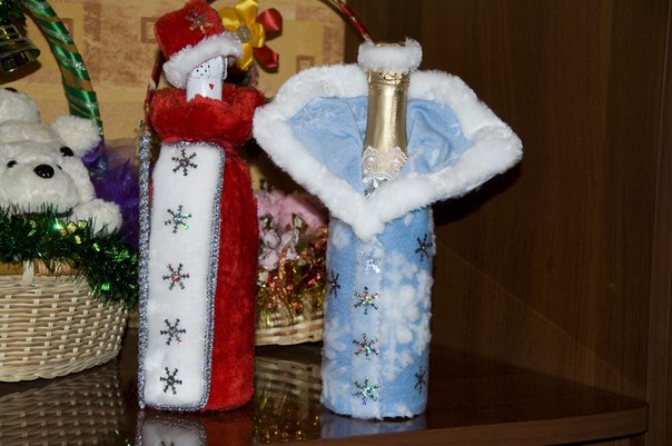 Костюм для шампанского «Дед Мороз и Снегурочка с варежками», цвет голубой и красный