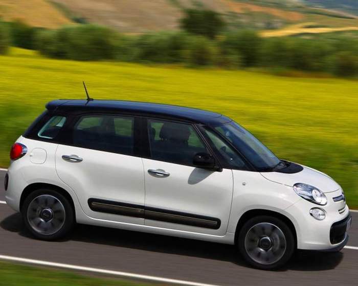 Foto-sboku-Fiat-500L-2013-goda (700x560, 35Kb)