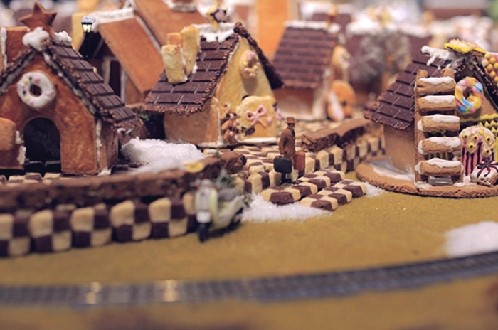 muji_gingerbread_installation_06 (700x464, 234Kb)