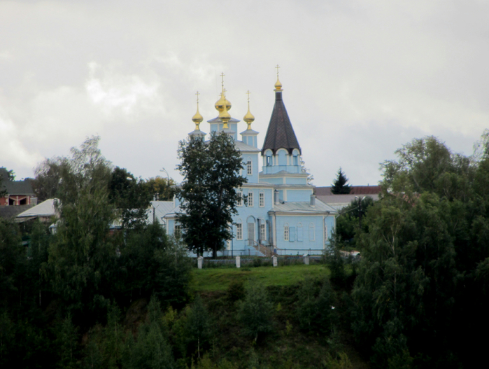 Монастырь на берегу волги