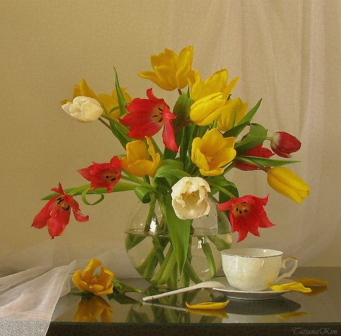Фото натюрморт с сиренью и тюльпанами