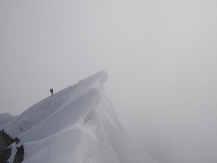 Cornice-Crossing-Moving-up-the-Southwest-Ridge-of-Peak-11300-Denali (700x525, 24Kb)