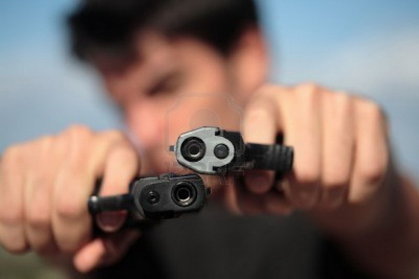 1975517-a-young-robust-man-in-his-20-s-with-dark-hair-pointing-2-pistols-to-the-camera (600x400, 45Kb)