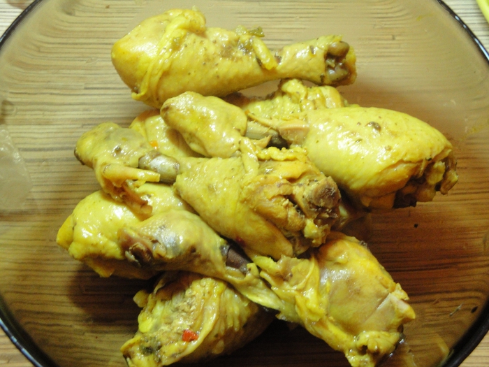 Почему курица желтая. Китайская желтая курица вареная. Куриного филе желтое внутри. Жёлтый цвет у филе курицы.
