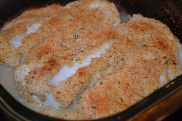 Треска сковороде простой рецепт. Филе рыбы в панировке на сковороде. Треска в сухарях. Рыба в сухарях на сковороде. Филе трески в панировочных сухарях.