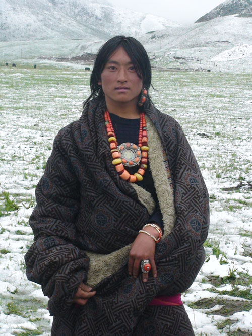 Tibetan man, wearing Tibetan jewellery and ethnic dress. (500x667, 102Kb)
